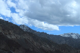 蓝天白云下的巍峨山脉