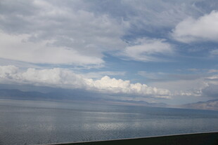 广阔湖面与蓝天白云美景