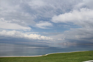 湖畔蓝天白云下的绿茵美景