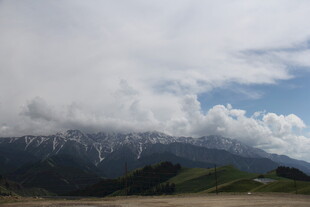 雪山云海下的壮美风光