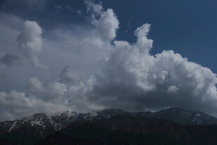 壮丽云海下的巍峨山脉