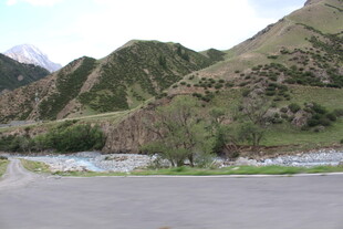 山间公路旁的秀丽河谷风光