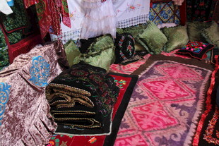 多彩民族风织物展示