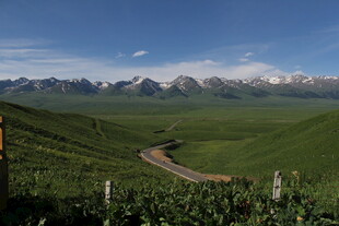 草原蜿蜒公路与远山美景