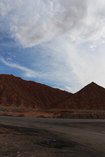 荒漠公路与远处山丘景观