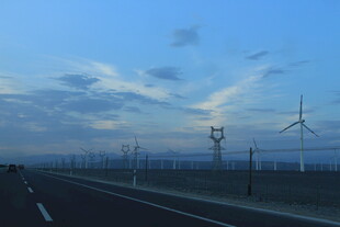公路旁的风力发电景观