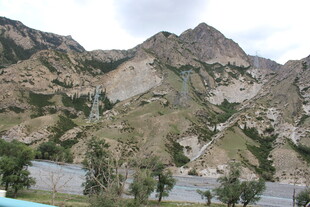 山间公路旁的壮丽山景