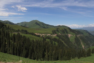 青山翠谷间的秀丽风光