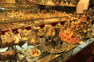 琳琅满目的手工艺品陈列