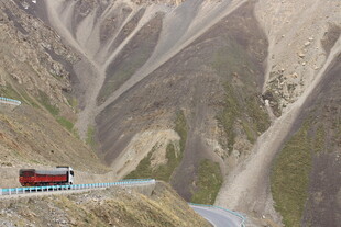 蜿蜒山路中的行驶货车