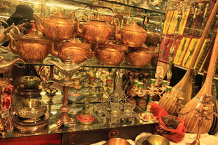 传统杂货店的丰富商品陈列