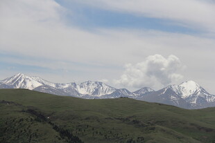 雪山下的翠绿山峦