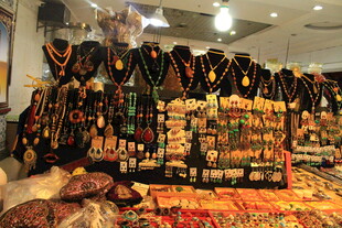 民族风饰品摆满货架