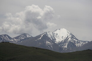 雪山远景壮丽风光