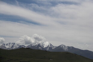 雪山远景 云绕山峦