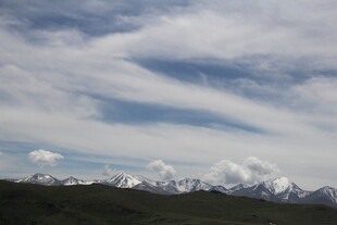 蓝天白云下的雪山远景