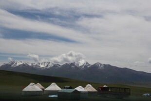 草原上的雪山帐篷景观