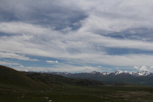 山间云霞与远处雪山美景