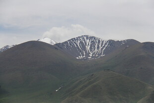 雪山下的连绵山脉