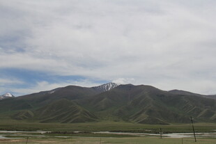 远山云雾间的自然景致