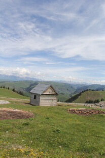 山间小屋 绿野蓝天之景