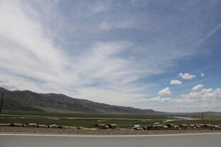 公路边的蓝天山脉风景