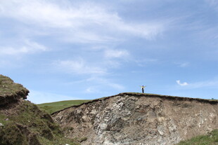 悬崖边的孤独身影