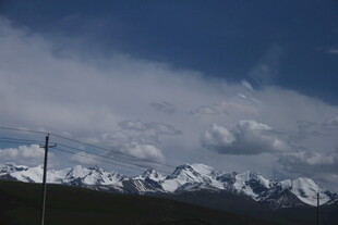 雪山远景 蓝天相伴