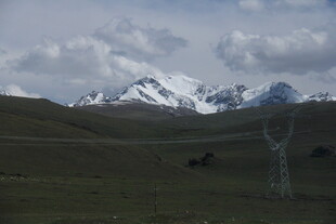 雪山下的广袤草原风光
