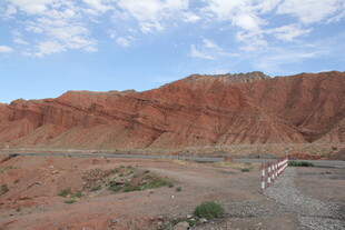 红色荒漠中的蜿蜒道路
