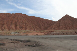 红色山峦下的开阔地貌