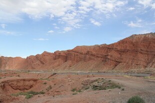 红色山峦间的开阔道路