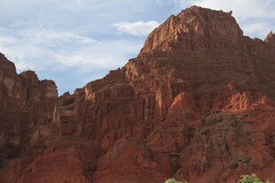 壮丽红色山峰景观