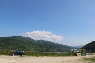 山间开阔地的车辆与风景