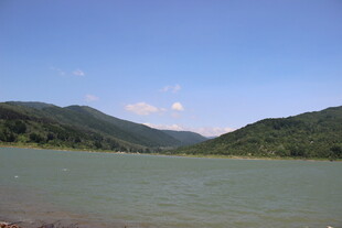 青山环抱的宁静湖泊