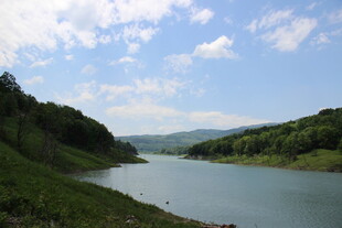 青山环抱的宁静河流