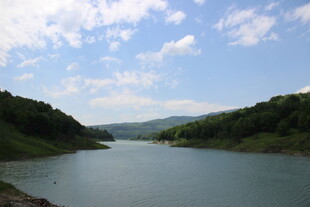 青山环绕的宁静湖泊