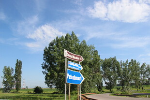 道路指示牌指引前行方向