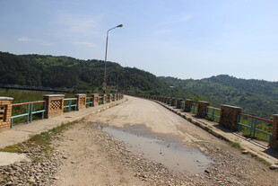 山间泥泞道路与护栏风景