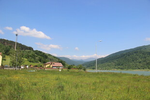 草原风光与远山湖泊美景