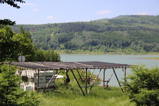 湖畔绿荫下的休闲户外空间