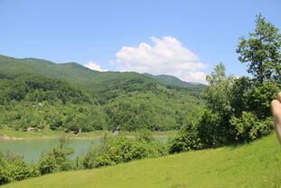 青山绿水间的秀丽风光