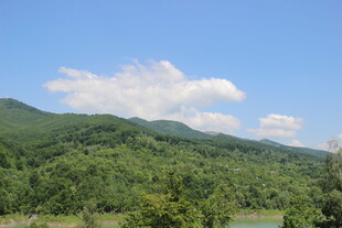 青山蓝天间的自然美景