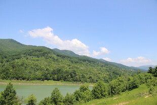 青山绿水间的秀丽湖景