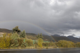 公路边的山间彩虹美景
