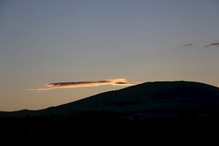 黄昏远山 天边一抹彩云