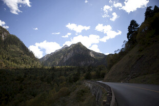 山间蜿蜒公路 自然风光美