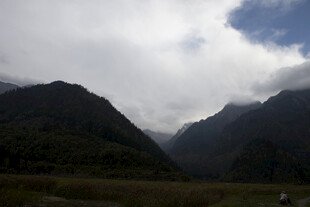 山间云雾缭绕的壮美景色