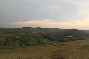 黄昏下的多彩田野风光