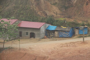 乡村中的简易房屋景象
